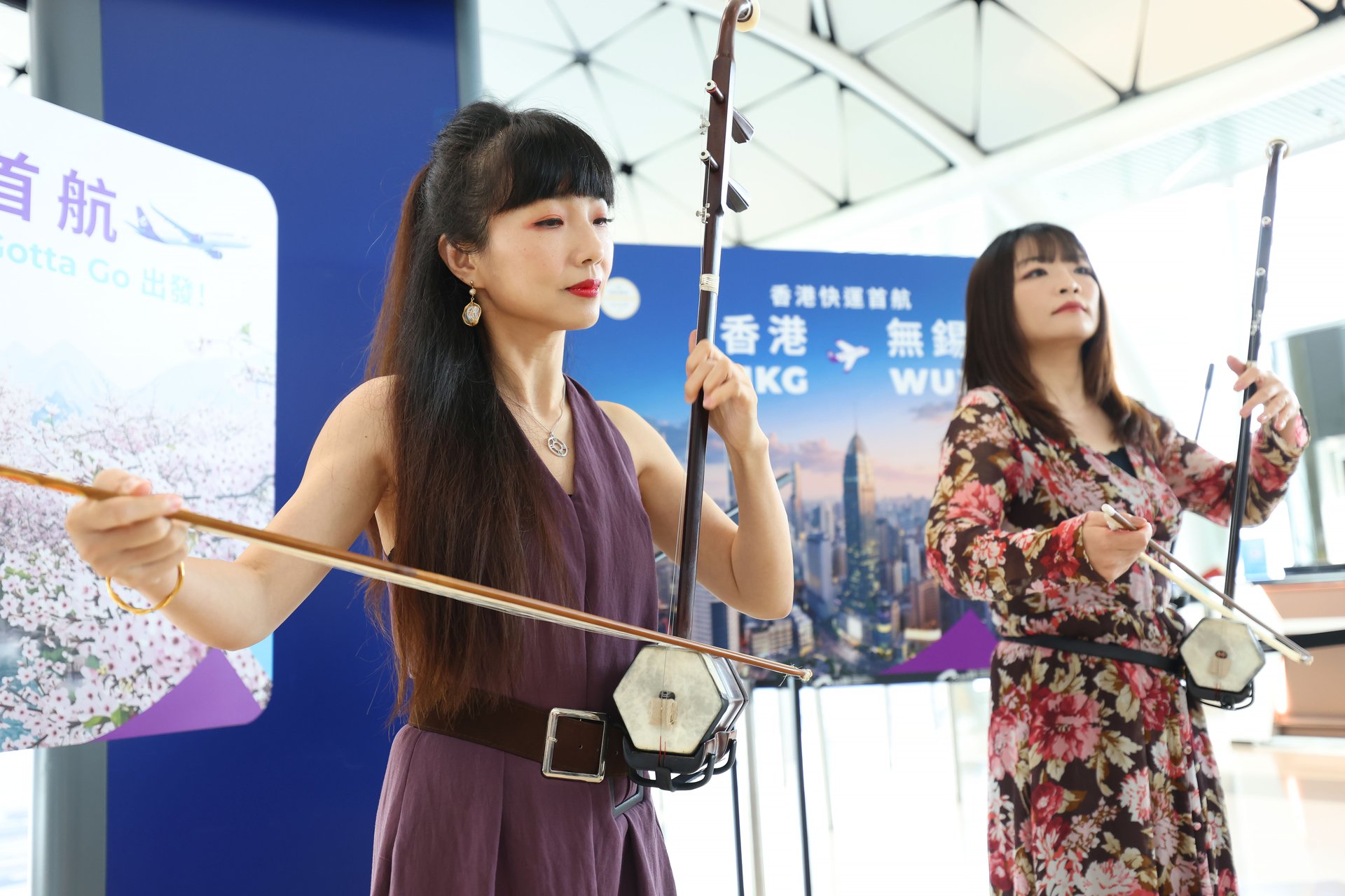 香港中乐团胡琴演奏家于香港国际机场为旅客呈献精彩的胡琴表演。 