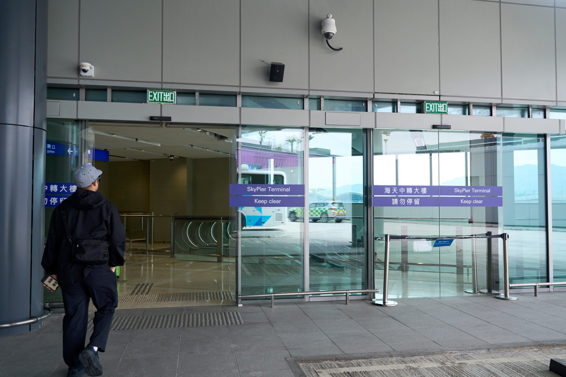 スカイピア・ターミナル(SkyPier Terminal)の入り口へ向かう様子